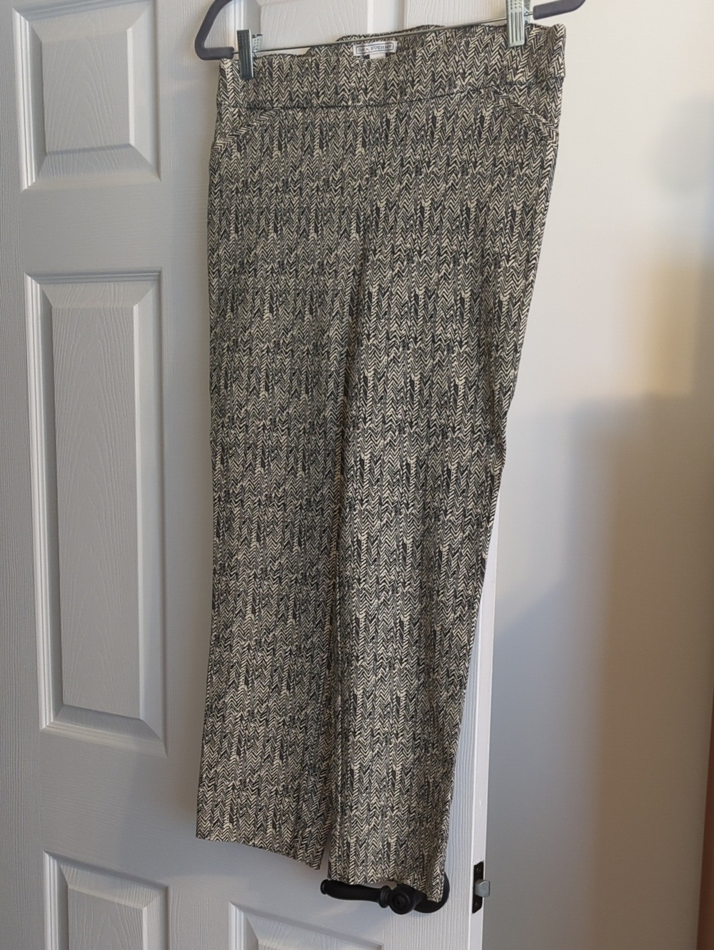 Dana Buchman Black & Cream Chevron Knit Pants. Never Worn